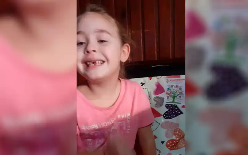 Ella feliz con su premio
