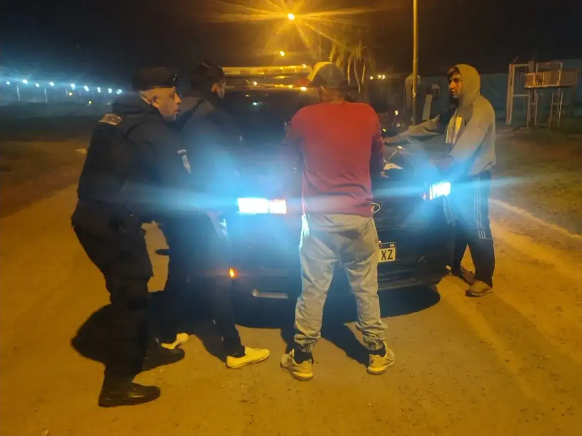 operativo policial detenido noche patrullero policia policía - 4