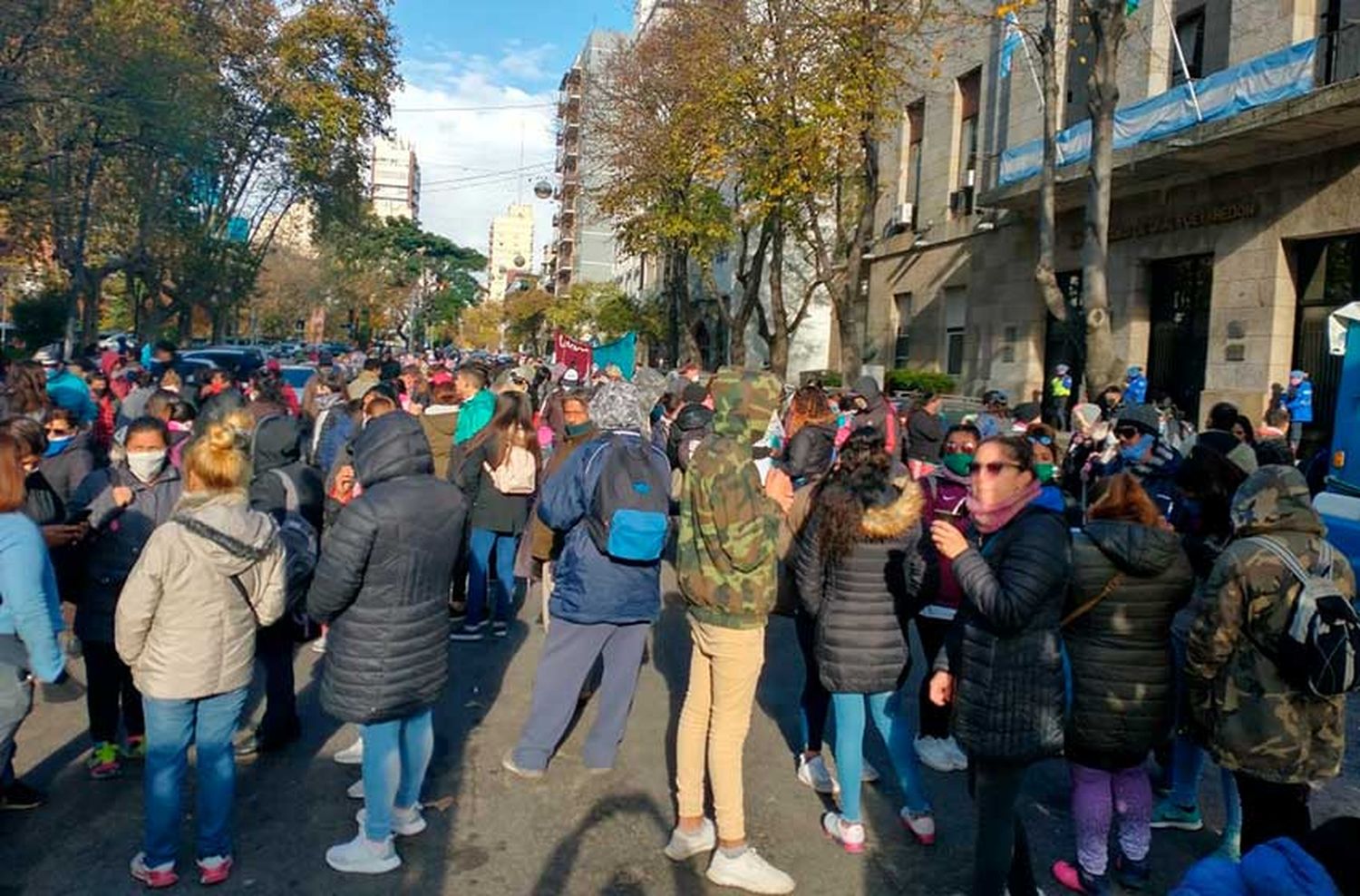 Protesta en el Municipio: "Se ponen en riesgo porque no tienen para comer ni para comprarse un barbijo"