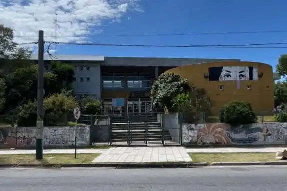 Aldosivi: lanza un programa integral de voluntariado con la primera jornada solidaria en la Escuela Secundaria N° 3