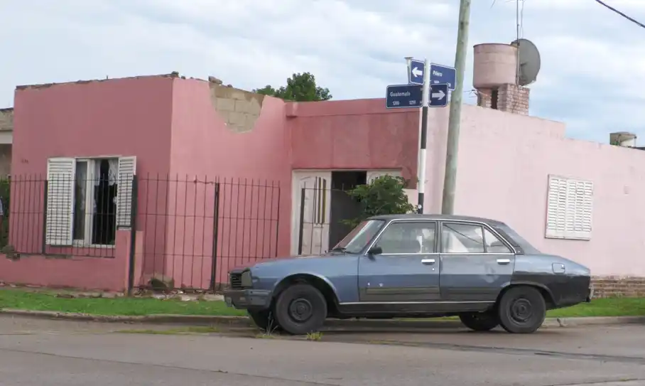 Se voló un techo, rompió un vidrio y lesionó a una mujer