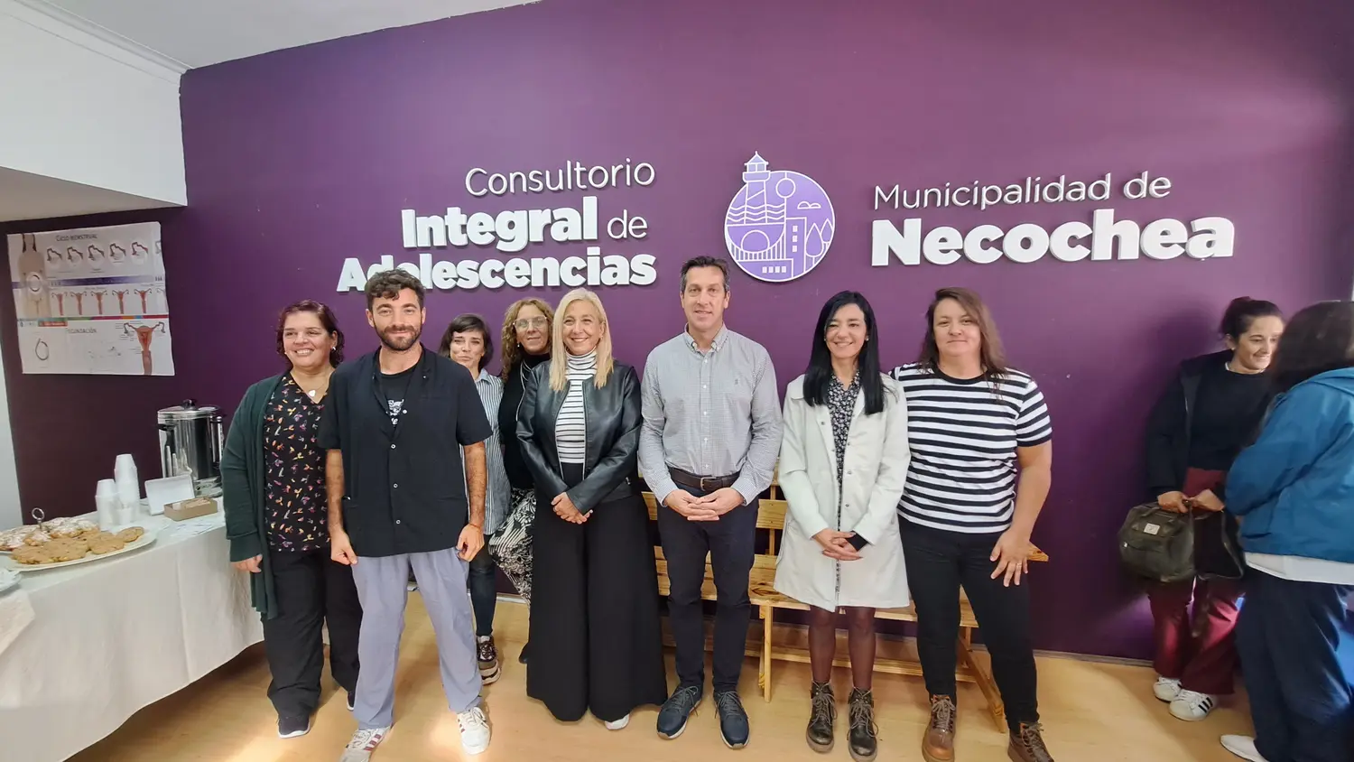 Arturo Rojas, acompañado por Andrea Cáceres, Andrea Perestiuk y personal que se desempeñará en el consultorio