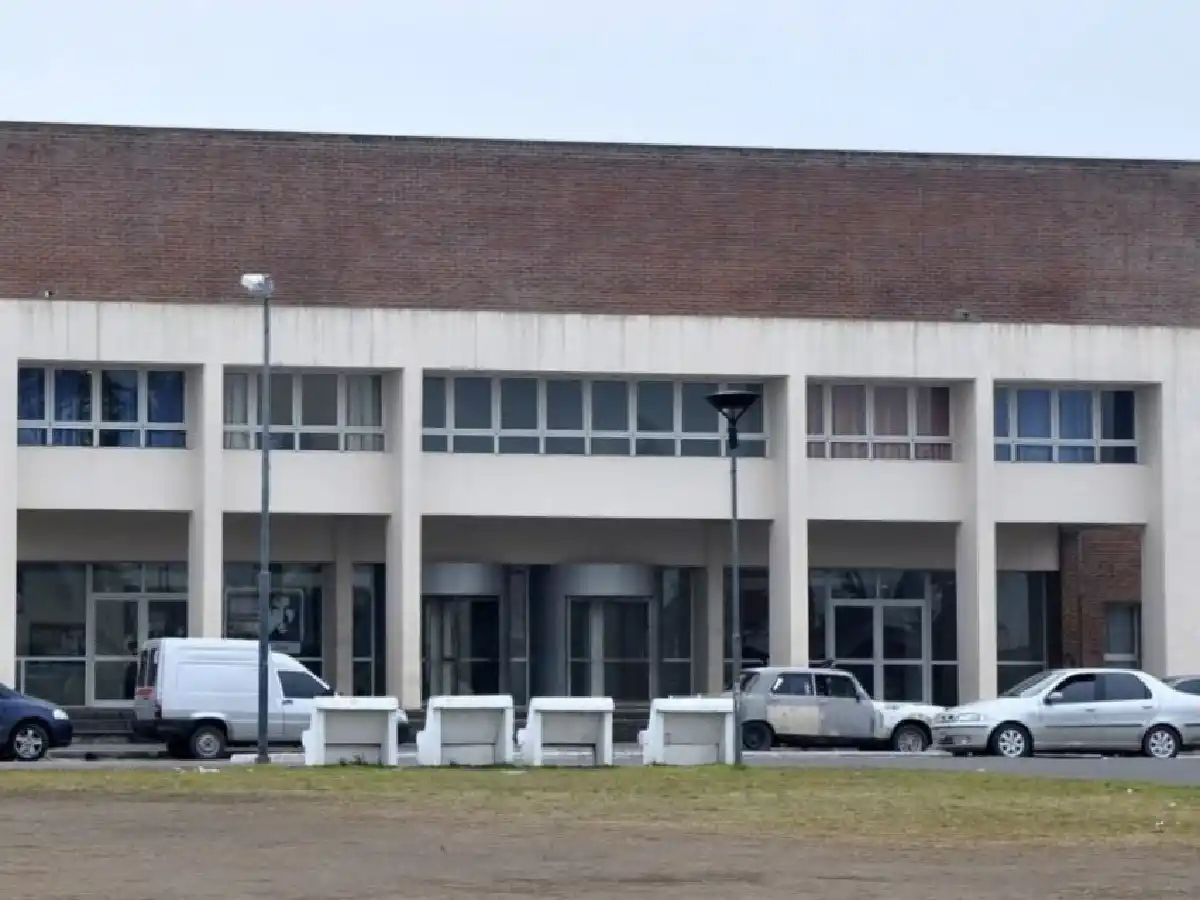 Un peligroso preso que estaba internado y esposado se fugó cuando tres policías se durmieron