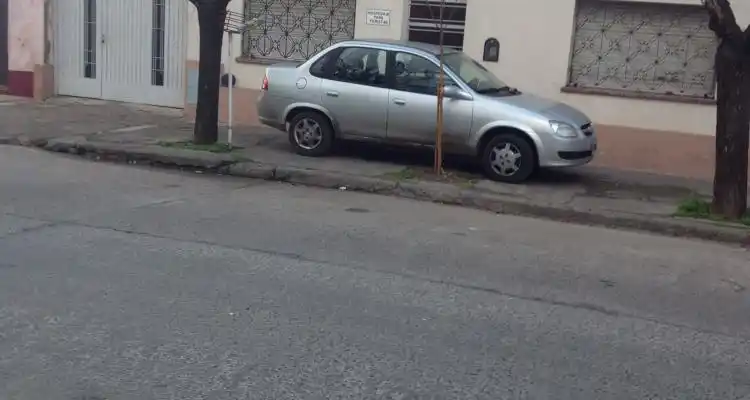 Vecinos continúan estacionando vehículos en las veredas