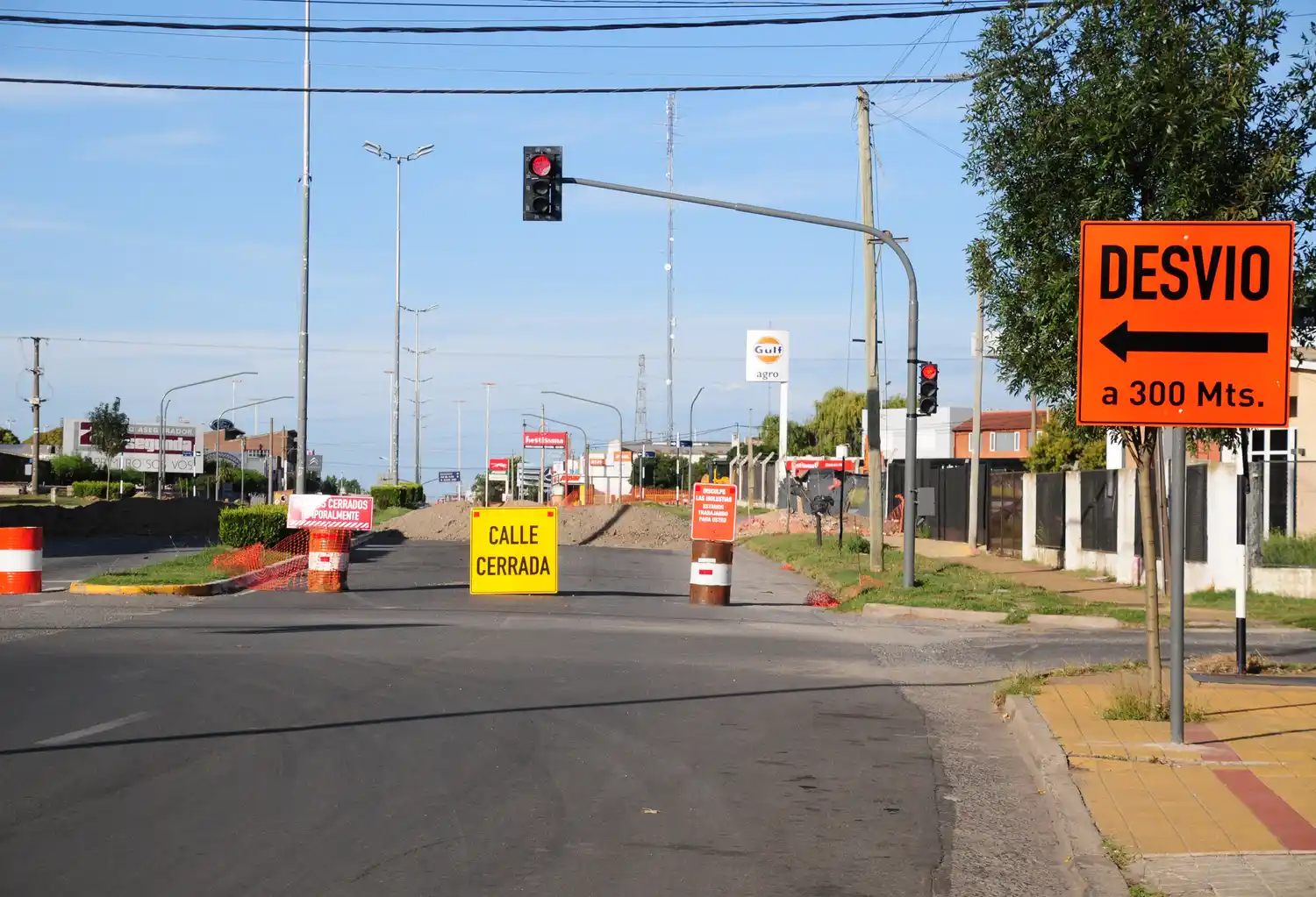 La avenida Espora continúa con desvíos para el tránsito que afecta a los comercios.
