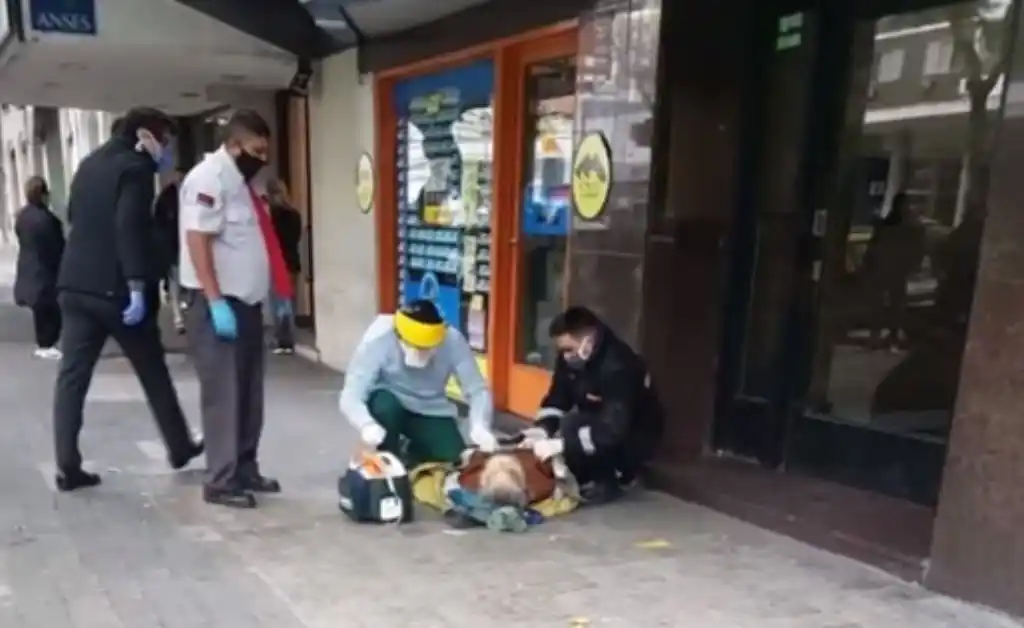 Rosario: agentes de tránsito salvaron a un hombre que se infartó