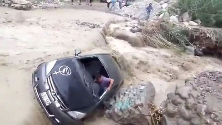 Logró escapar del auto luego de ser arrastrado por el barro