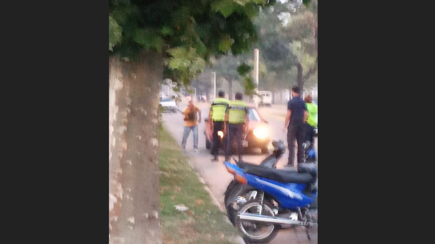 Destrozó su camioneta en un control de tránsito porque no tenía la documentación y se la secuestraban