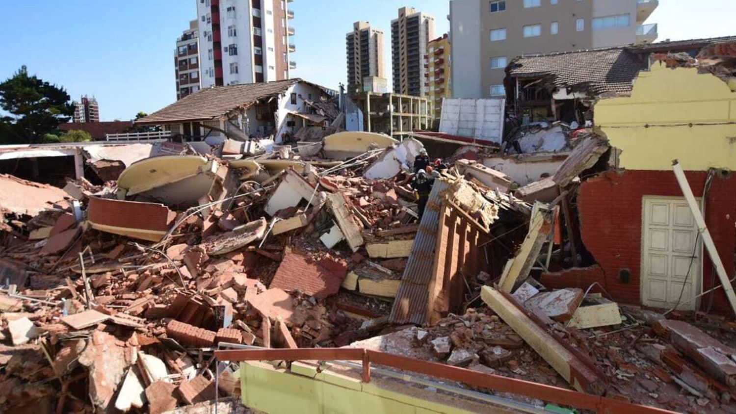 Derrumbe de hotel en Villa Gesell: confirman un muerto y rescatan a una mujer en grave estado