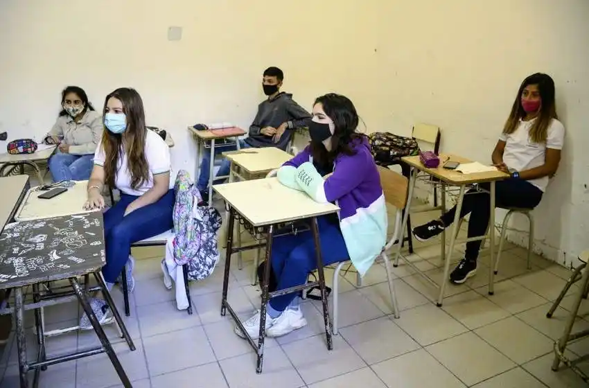 Advierten que “si los números siguen como están, va a resultar muy difícil” sostener la presencialidad en Santa Fe