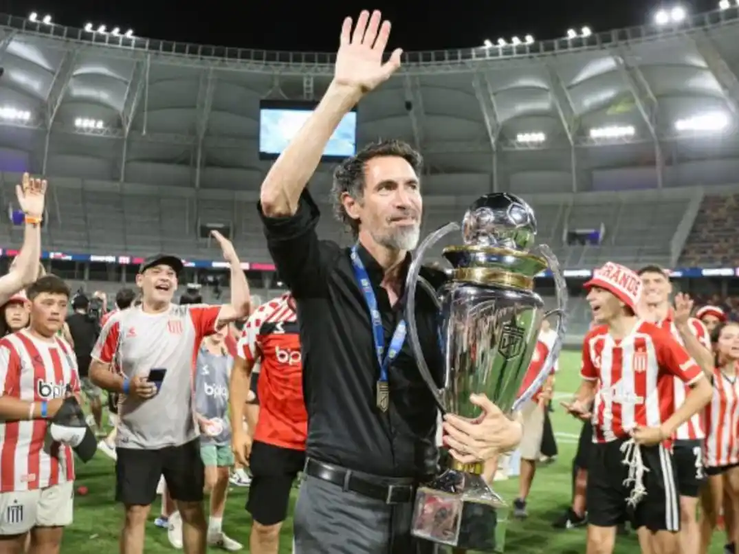 El Pincha comunicó de manera oficial la renovación del contrato de E.Domínguez. Foto: Estudiantes/Wb)