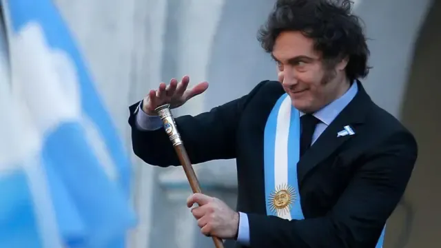 Cae la imagen de Milei: La recesión, el veto a las jubilaciones y el asado con "los 87 héroes" le pasan factura