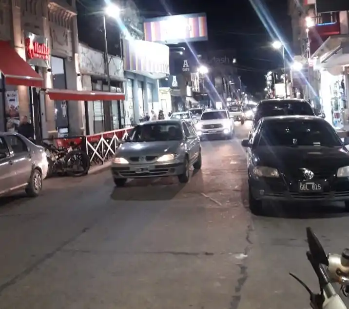 Discusión, pelea y golpes de puño: Dos conductores se trenzaron en plena 25 de Mayo