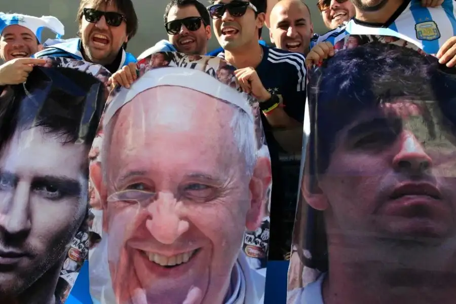 Durante el Mundial de Brasil 2014, estas banderas de Messi, Papa Francisco y Maradona acompañó a la Selección Argentina a la final