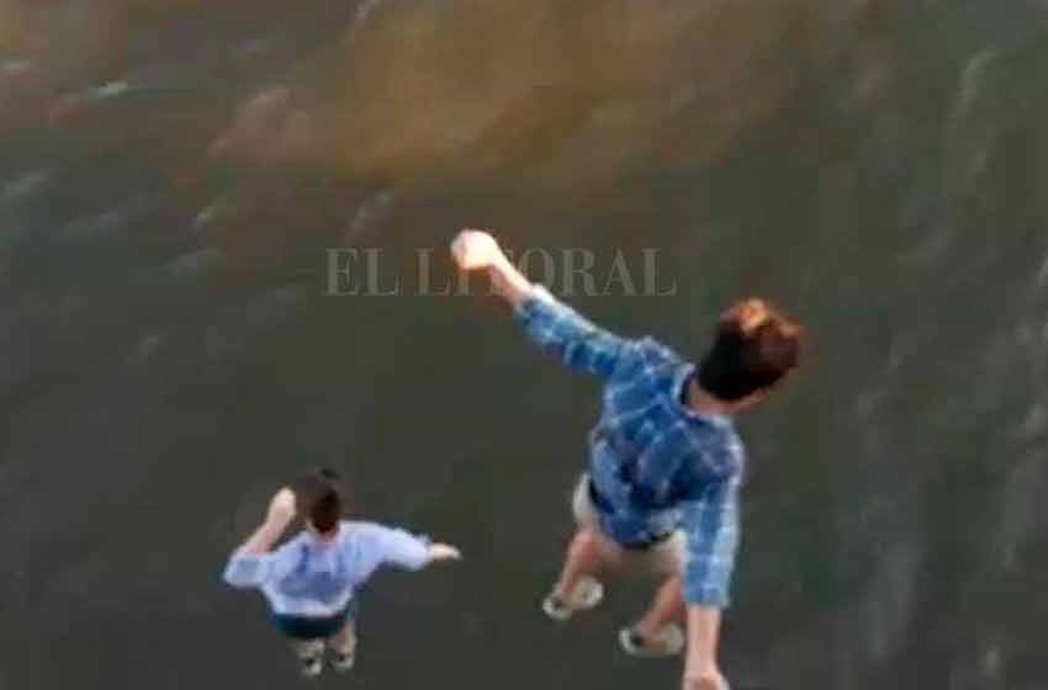 Video: dos jóvenes saltaron del Puente Colgante en plenos festejos por el Año Nuevo