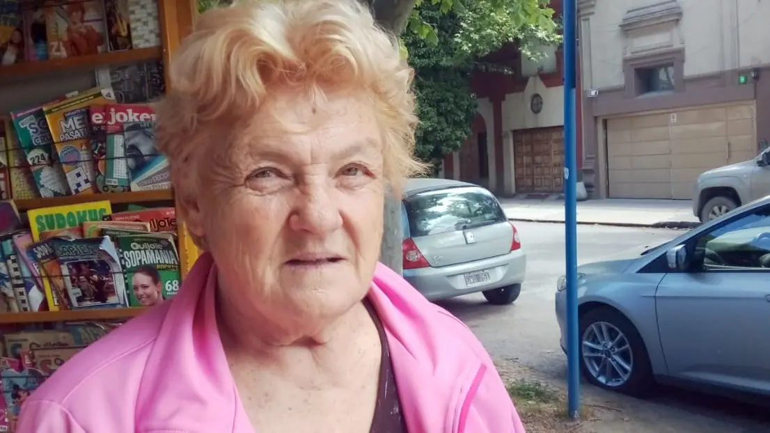 Ana María Gorecki. Al frente del puesto de venta de diarios y revistas  de calles 55 y 60