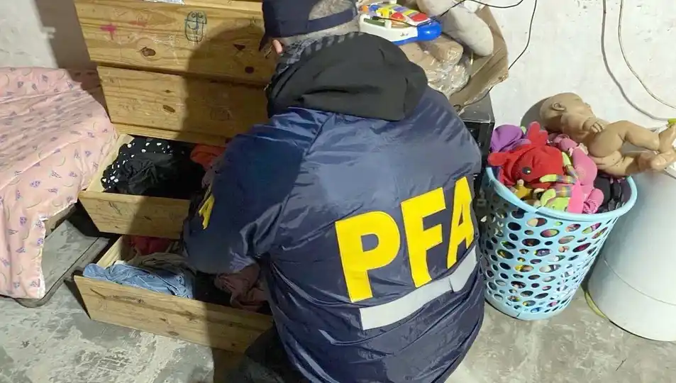 Personal policial en uno de los allanamientos realizados