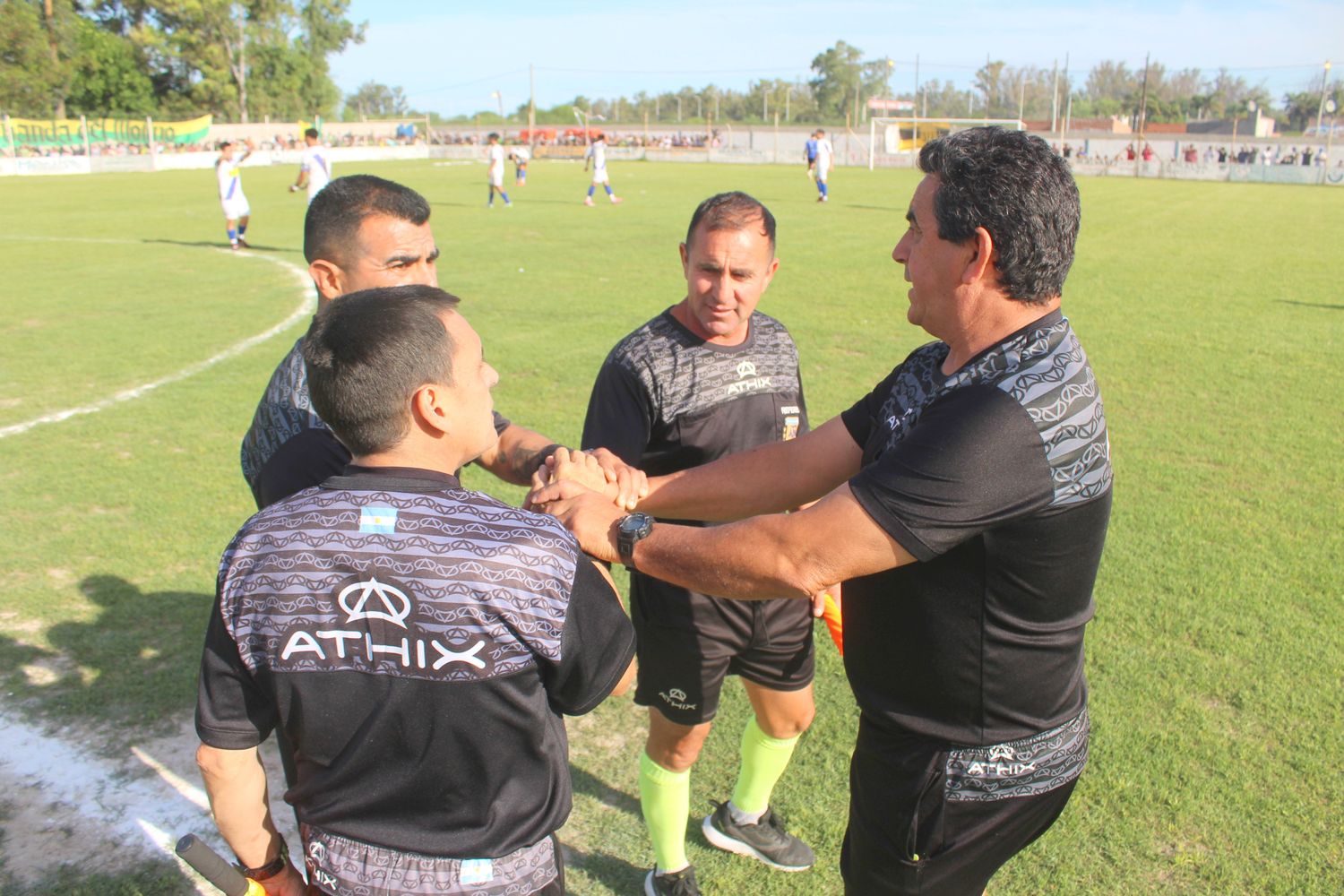 UN SALUDO DE ÁRBITROS LOCALES QUE DEJÓ TELA PARA CORTAR: el pasado domingo, en el estadio "25 de Junio" de Libertad antes del cotejo de La Banda y Urquiza por el Petit Torneo hubo un saludo protocolar (que dejó entrever uno para todos y todos para uno)de los árbitros encargados del contralor del partido como vemos en la foto. Participaron del mismo, el referé Walter D. Silguero; los líneas Guillermo Denoni y Rodolfo Méndez y el cuarto árbitro Ricardo Martínez. Algunos comentaron que la sanción que hubo para el árbitro jorge Albornoz caló hondo y hay muchos nervios en cada partido del peti torneo final.