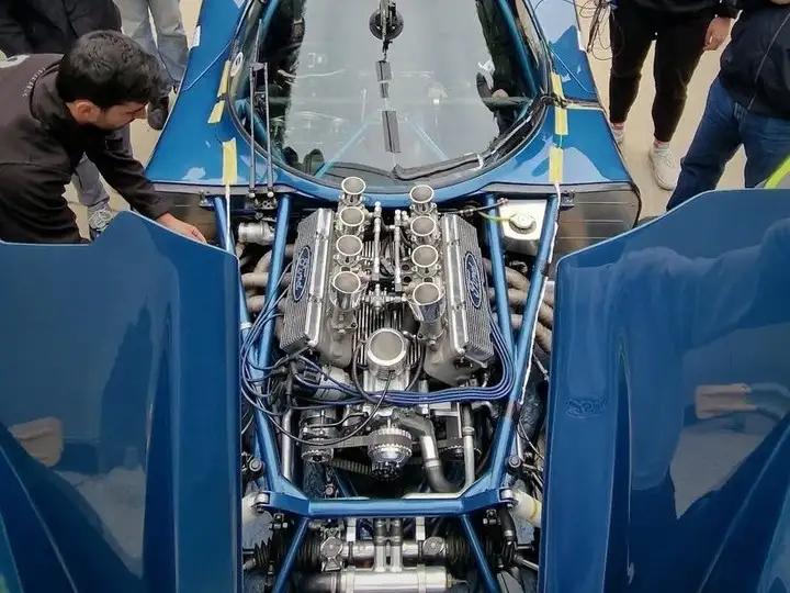 Detalle técnico del motor: vista del vano motor con componentes completos, ideal para destacar su ingeniería avanzada.