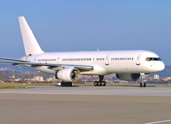 Un Boeing 757 blanco de Estados Unidos llegó hasta el sur del continente en visita especial