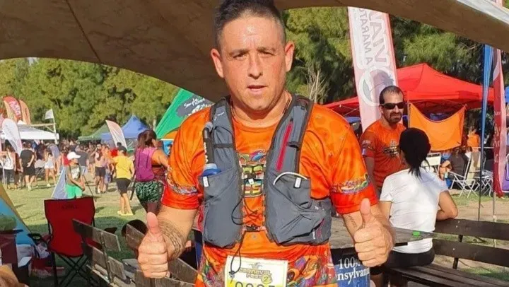 El hombre tiene 43 años.