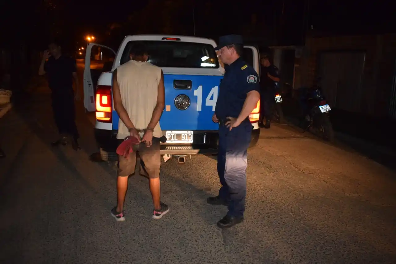 Una mujer de 50 años agredió a una policía cuando detenían a dos presuntos delincuentes  