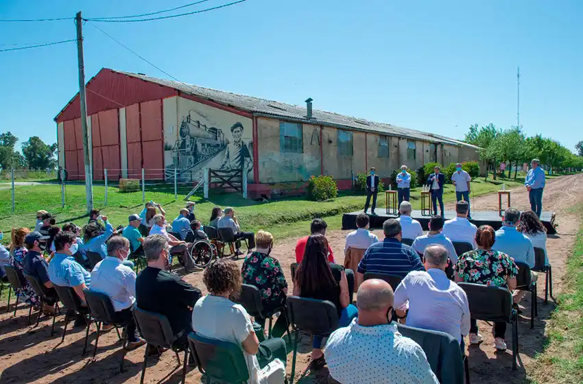 En Roque Pérez, Kicillof presentó el Plan Estratégico de Mejora de Caminos Rurales
