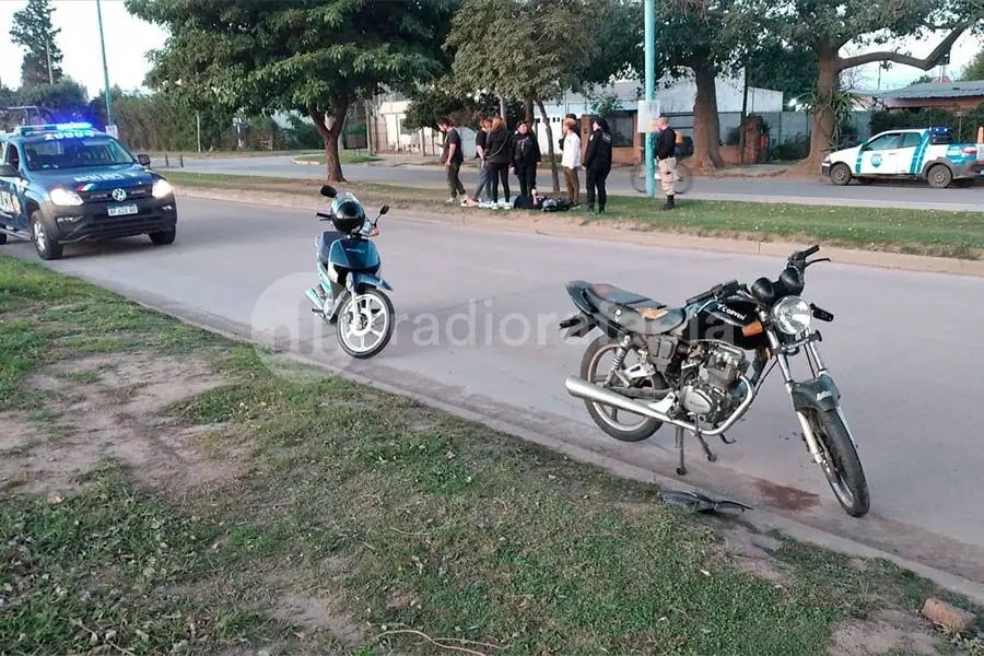 Dos jóvenes de 22 años iban en moto y terminaron en el piso luego de sufrir un accidente: ambos fueron hospitalizados
