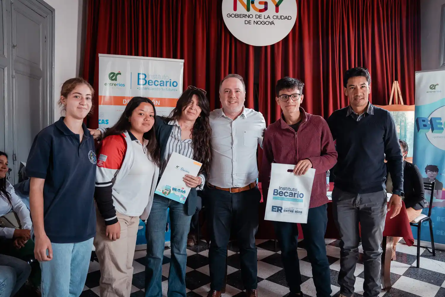 Estudiantes de Nogoyá reciben becas para representar a Entre Ríos en evento nacional de emprendimiento