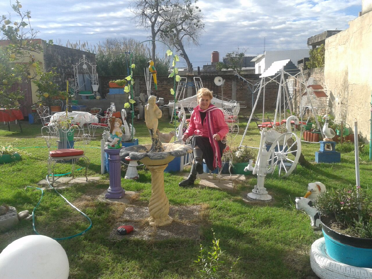 En Devoto, una vecina hizo  de un baldío un jardín popular  