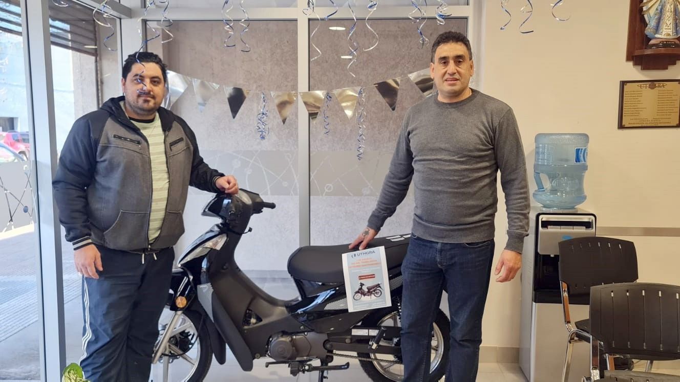 Ganador. Juan Gambetta (a la derecha de la foto) con David Romano, trabajador de El Libertador, quien se ganó la moto.