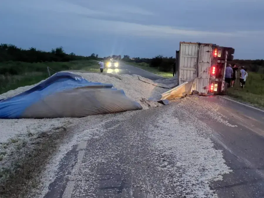 Huanqueros: volcó un acoplado cargado con semillas de algodón y quedó bloqueada la Ruta 2
