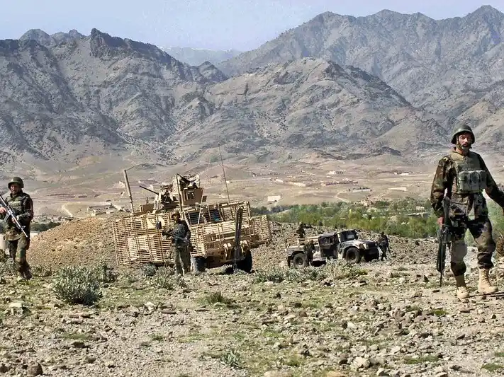 Fuerzas afganas lanzan ataques aéreos contra posiciones militares paquistaníes