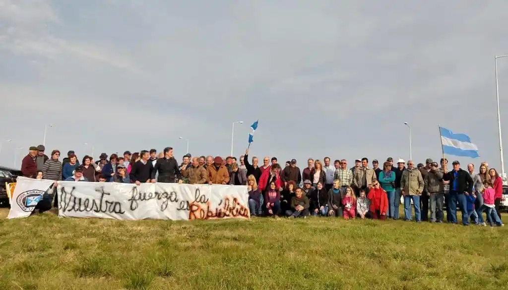 Productores se concentraron "en defensa de las instituciones y del sector agropecuario"