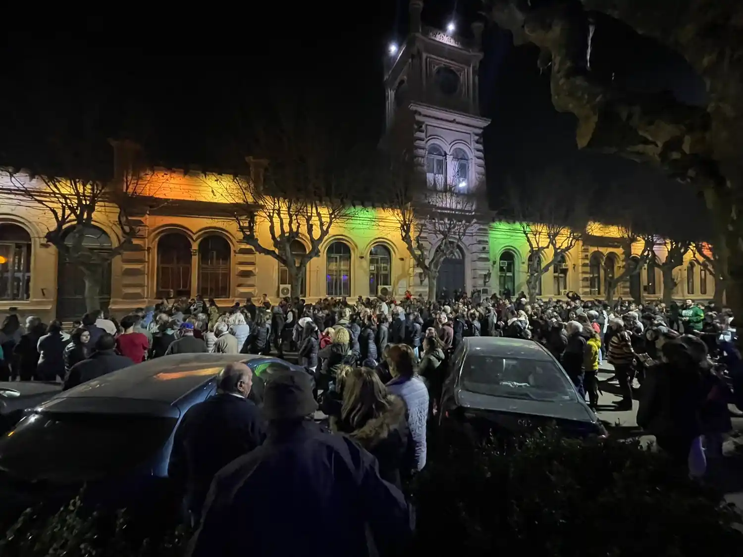 "Están quemando la casa de todos": Protestas frente a la Municipalidad de San Pedro por los incendios en el Delta