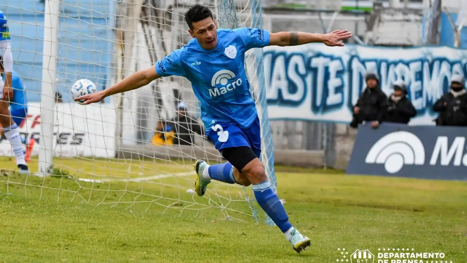Birge, festejando el gol ante Almagro. (Fotos de prensa Gimnasia y Tiro).