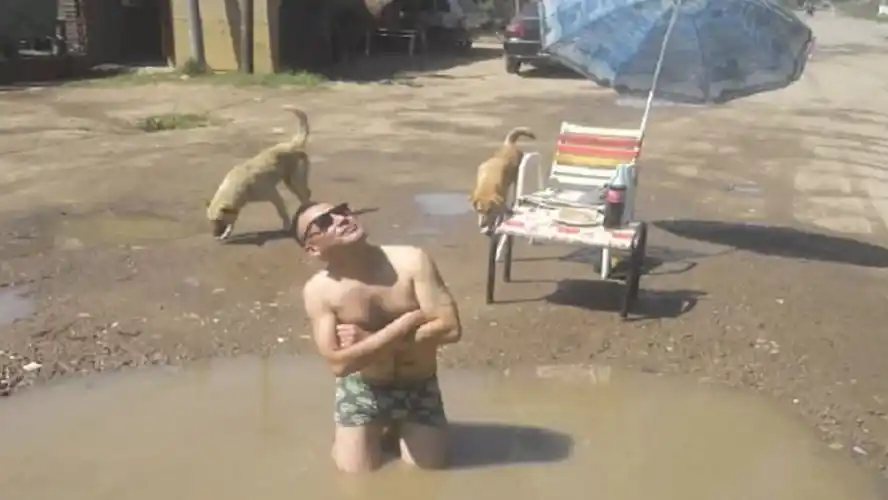 Vecinos reclaman con una pileta de barro: "Sin asfalto, no hay votos"