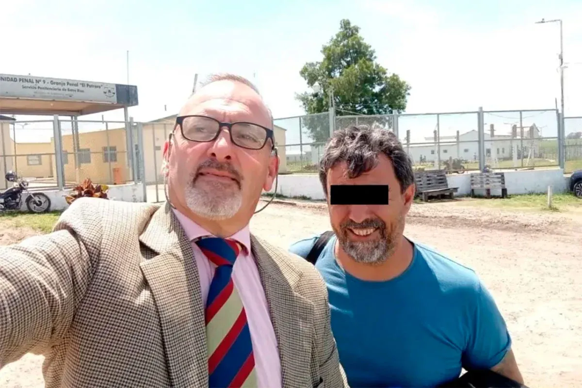 Insólito: un prófugo condenado por abuso sexual se sacó una selfie con su abogado antes de entregarse