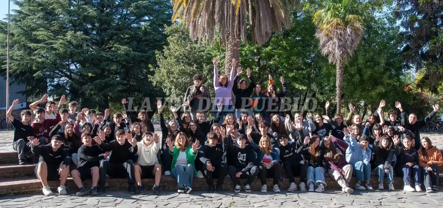 Estudiantes, docentes y la directora de la Escuela Secundaria 2, en el patio del establecimiento
