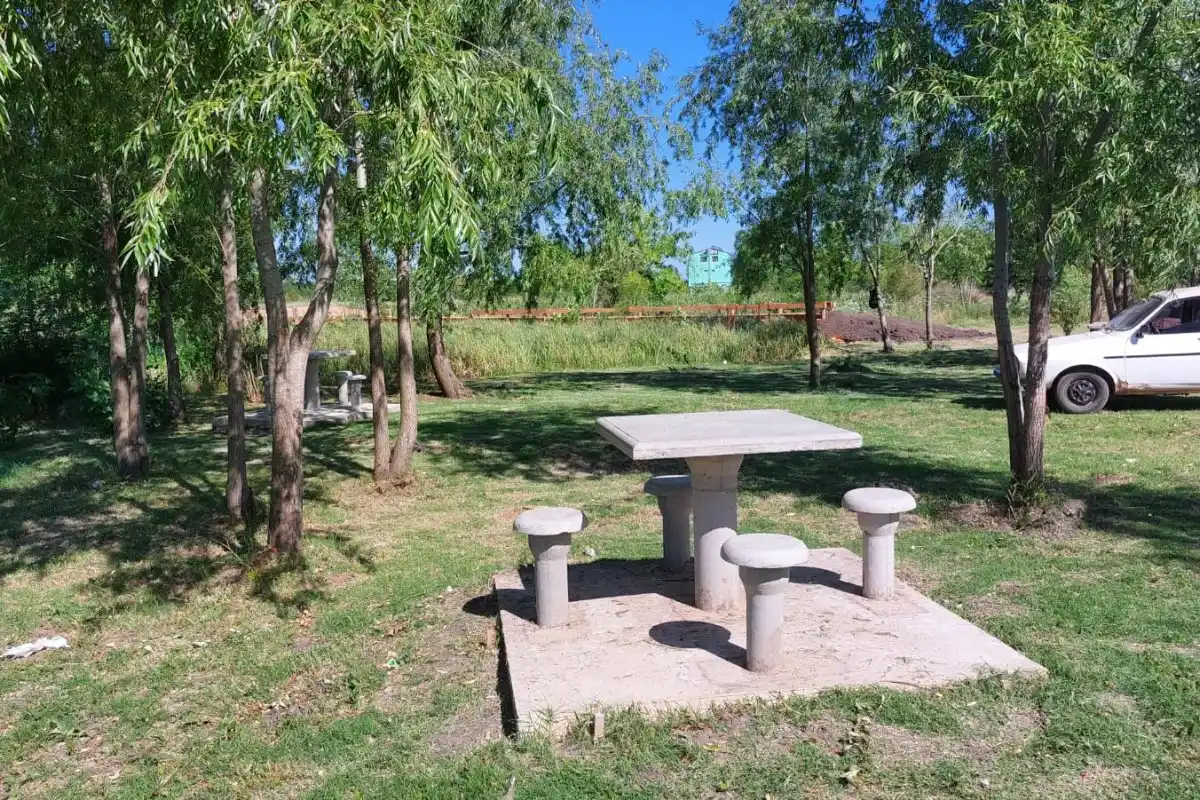 Sendas peatonales, mesas, sillas y más: avanzan los trabajos en el Camino de la Península