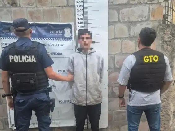 Vendía objetos que se había robado de un auto y lo detuvieron.