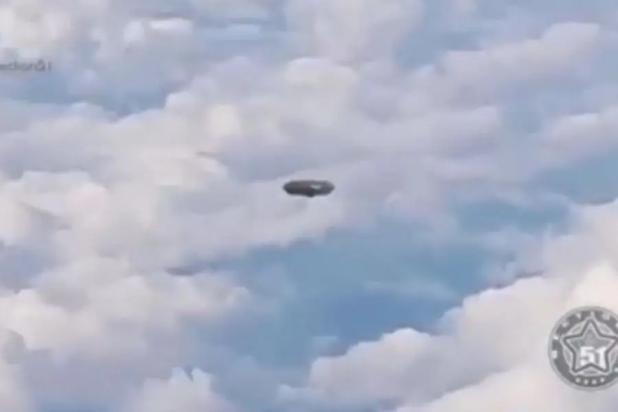VIDEO | Una mujer filmó un OVNI en HD mientras volaba en un avión