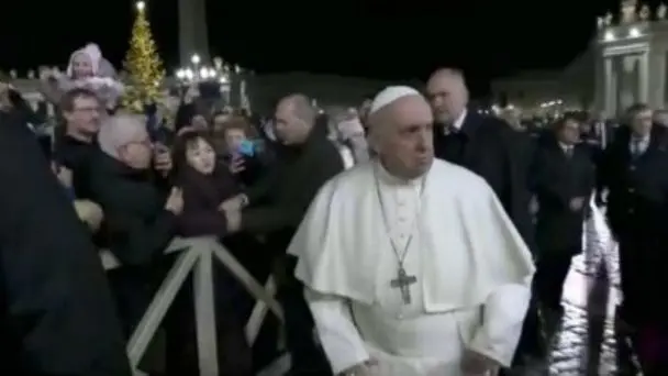El Papa le dio un manotazo a una mujer que le tomó la mano