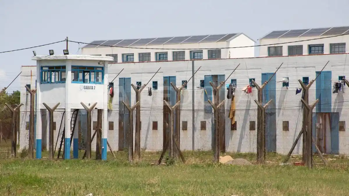 Atacaron con chuzas a un penitenciario de Las Flores y hay dos internos apuñalados