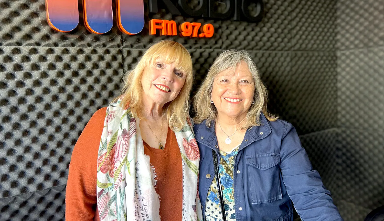 En Ecos Radio. Marta Irriberi y Cristina Agüero, integrantes de la Cooperadora