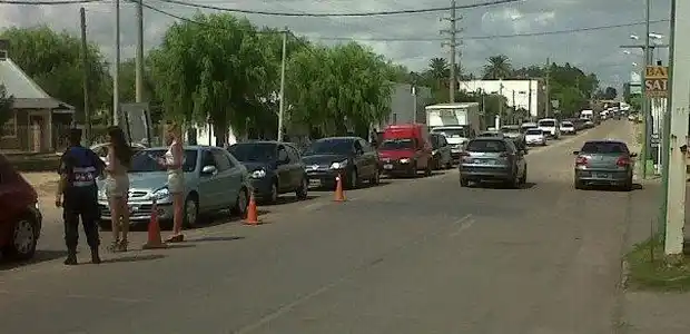 Larga cola de turistas que ingresan a la ciudad