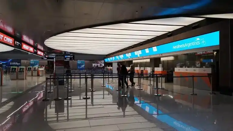 El paro de los pilotos durará 24 horas y el aeropuerto de Ezeiza se encuentra paralizado.