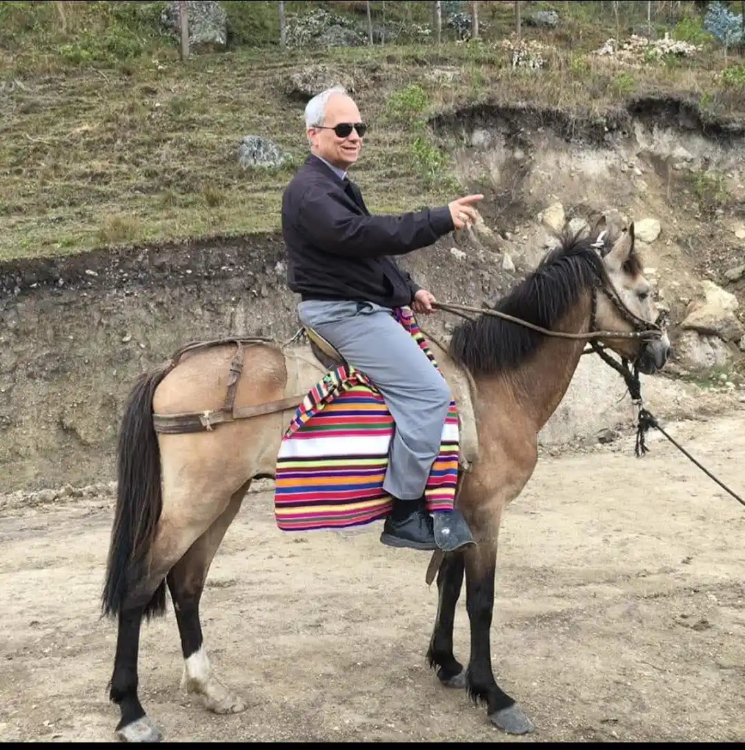 Robert Prevost, actual Papa León XIV, durante una visita pastoral a los Andes, a caballo y con poncho típico, en una imagen que refleja su cercanía con los pueblos de América Latina.