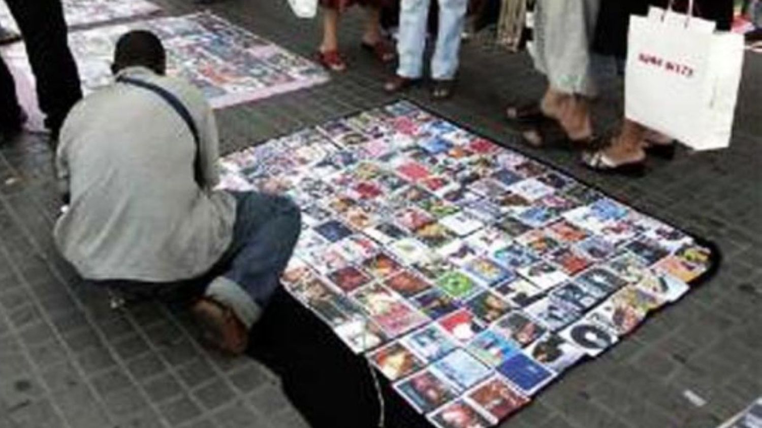 Vendía CD’s ilegales y lo sobreseyeron al considerar que eran “demasiado truchos”