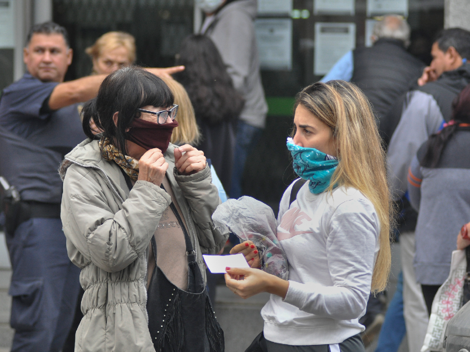 Aclaración oficial: los barbijos caseros protegen al prójimo